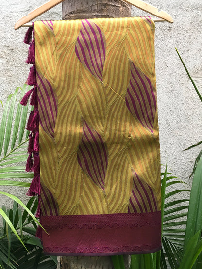 Green Tussar Silk Abstract Ikkat Print Saree